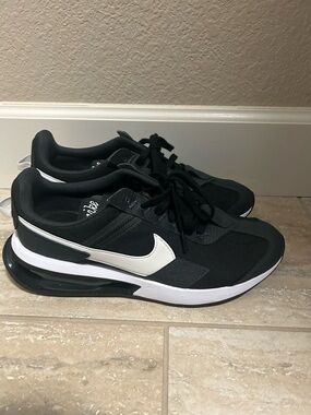 Nike Men’s Black and White Athletic Sneakers